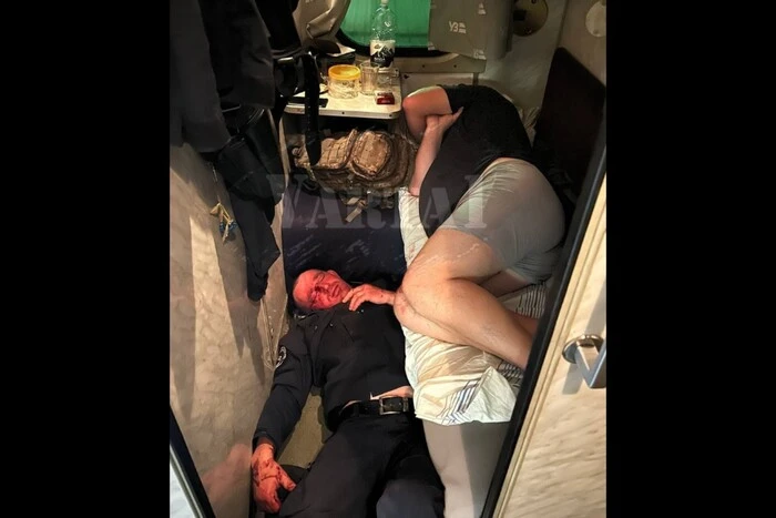 Drunken workers of the militarized security fell asleep on the train. Reaction of «Ukrzaliznytsia»