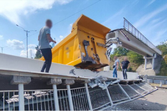 Bridge collapse after accident on Kiev-Odessa highway