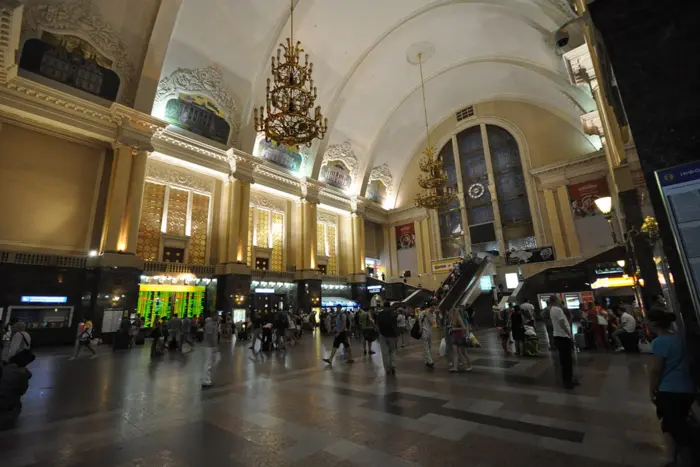 Remembering fallen Ukrainian soldiers at train stations