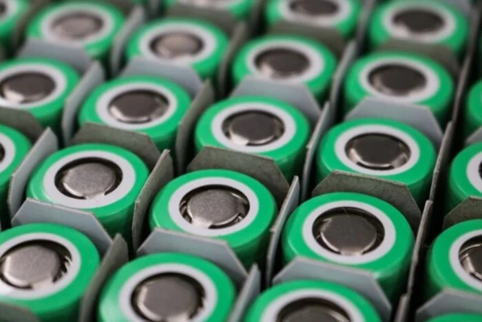 Scientists test lithium batteries