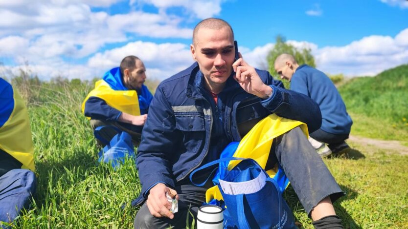 Зображення грошей та військового обмундирування