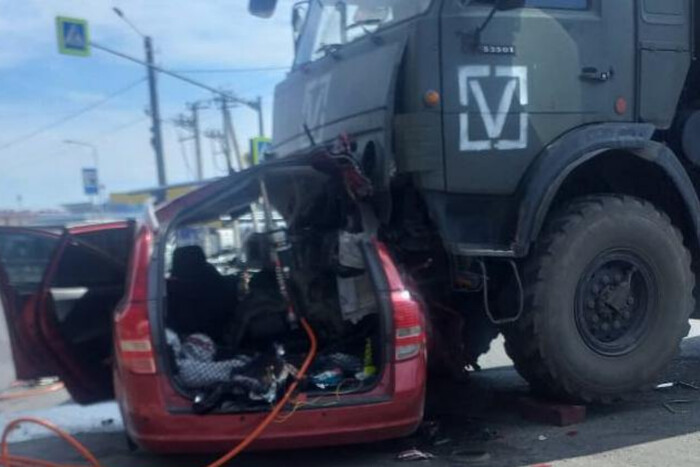 Військовий автомобіль в'їхав у легковик