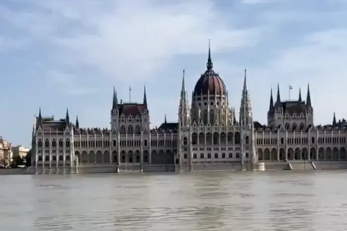 Картинка: Здание венгерского парламента охвачено водой