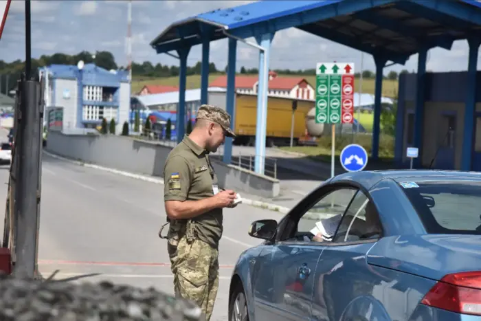 Na Ukrainie mężczyzna pociął sobie ręce na punkcie kontrolno-przejściowym