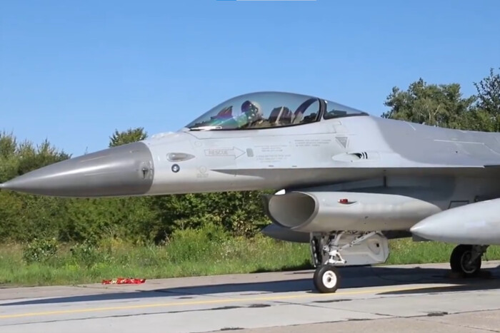 Logo of Ukrainian Air Force on the fuselage of F-16