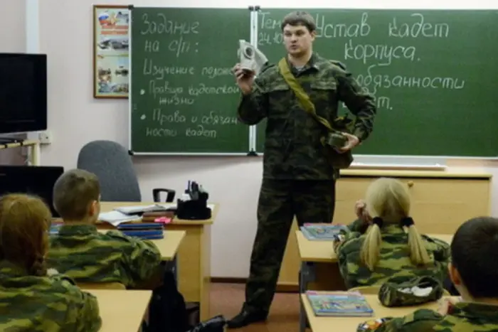 Kremlin's propaganda of war by schoolchildren