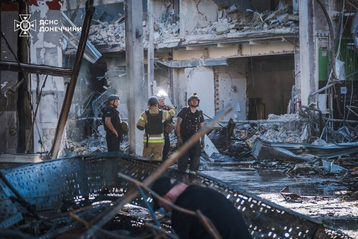 Debris clearance in Konstantinovka after enemy strike