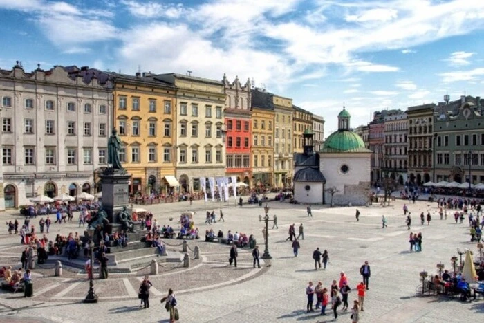 Warsaw city center looks even more beautiful at night