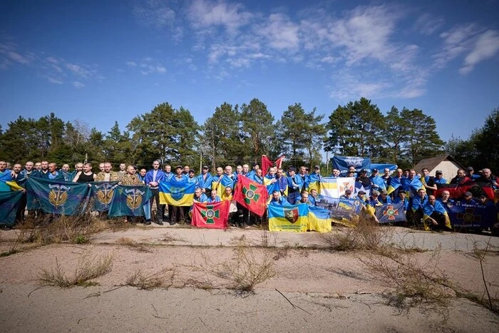 Троє українських спортсменів повернулися додому