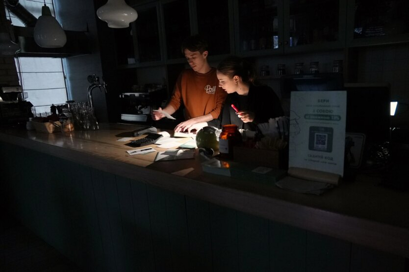 Ukrainians prepare for possible power outage