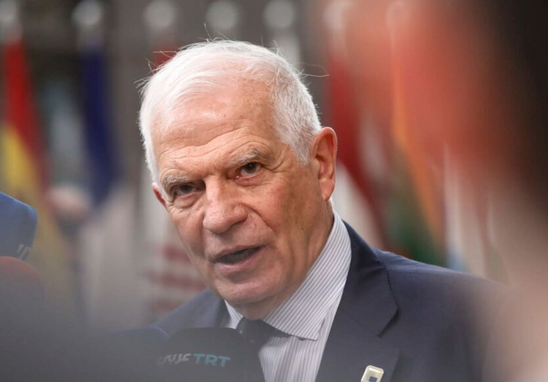 Photo of Borrell with flags of Ukraine and Russia