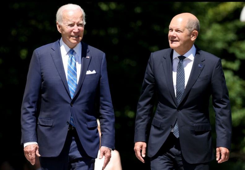 Biden and Scholz discussing at the meeting