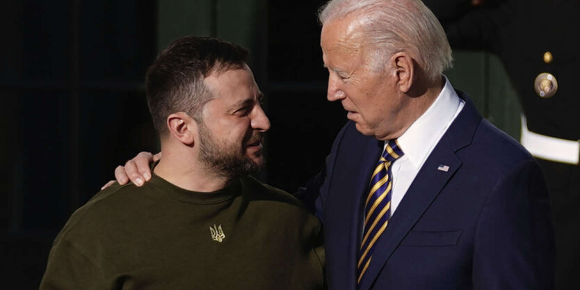 Zelensky and Biden talking at the table