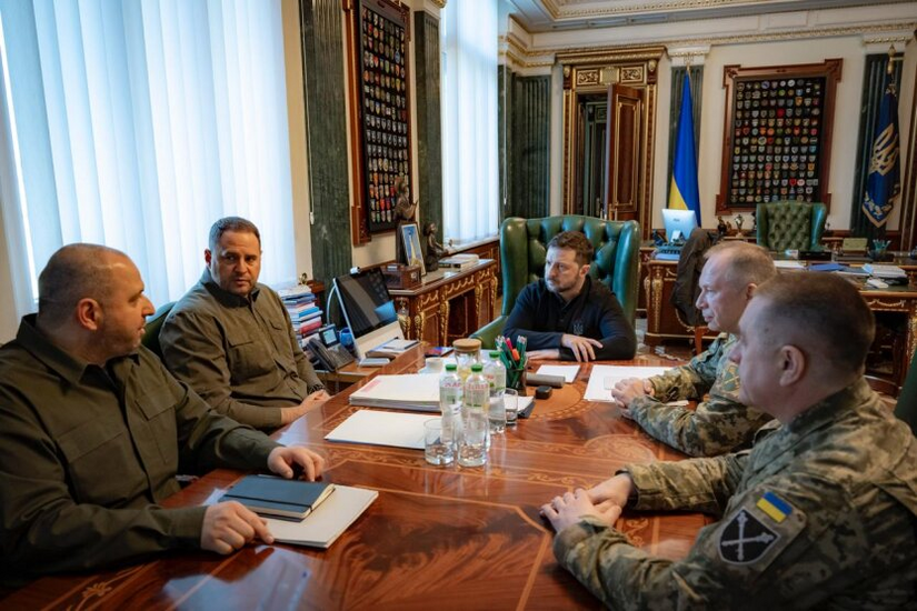 Zelensky discusses military tasks and army support with the leadership of the Armed Forces