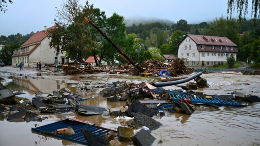 Während der Überschwemmung rettete eine Ukrainerin einen Polen, der ihr am Anfang des Krieges Schutz gewährt hatte