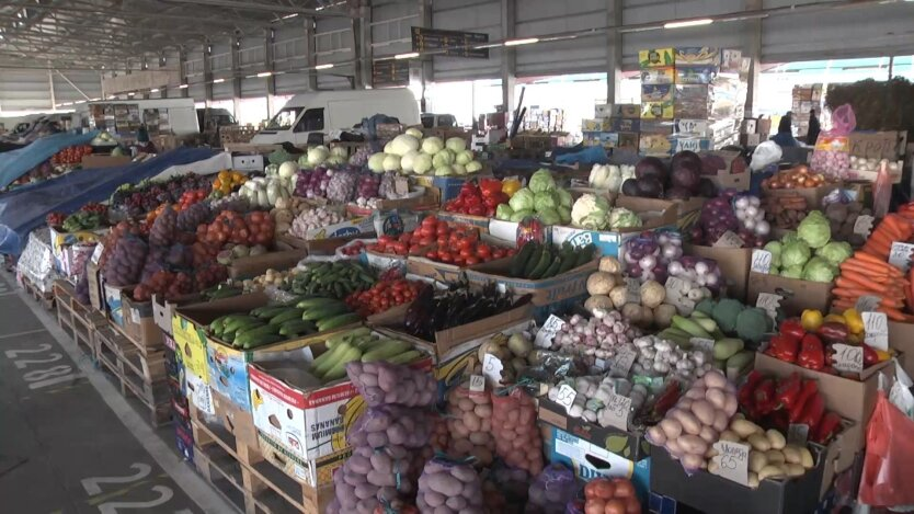 Czas gromadzenia zapasów na zimę: ceny pomidorów, ziemniaków, marchwi i cebuli w supermarketach i na targach