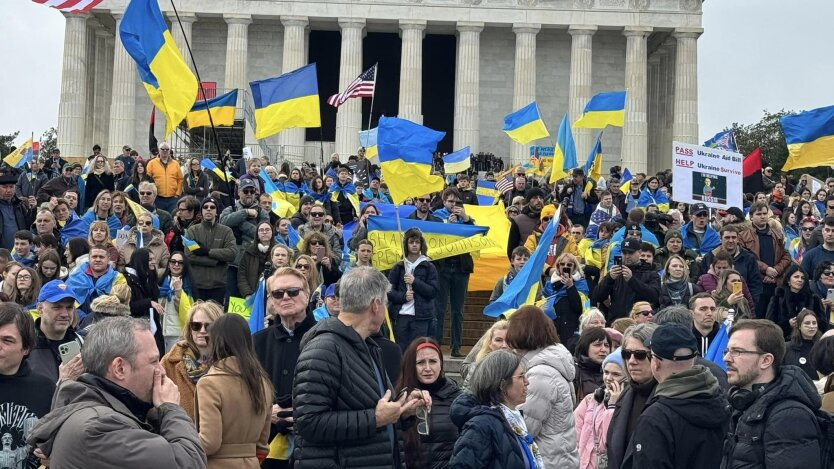 Люди в залі, голосують за міністерство