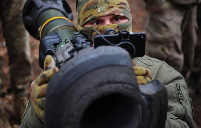 Ukrainian soldier prepares for an attack