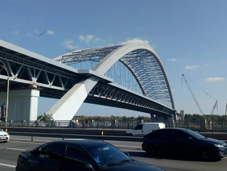 In Kiew wird die Podil-Brücke eröffnet, aber nicht für alle Fahrer