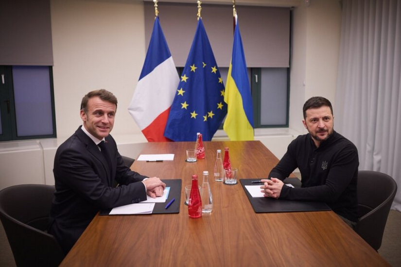 Zeleński i Macron omówili w Brukseli pomoc wojskową i kwestię sił pokojowych