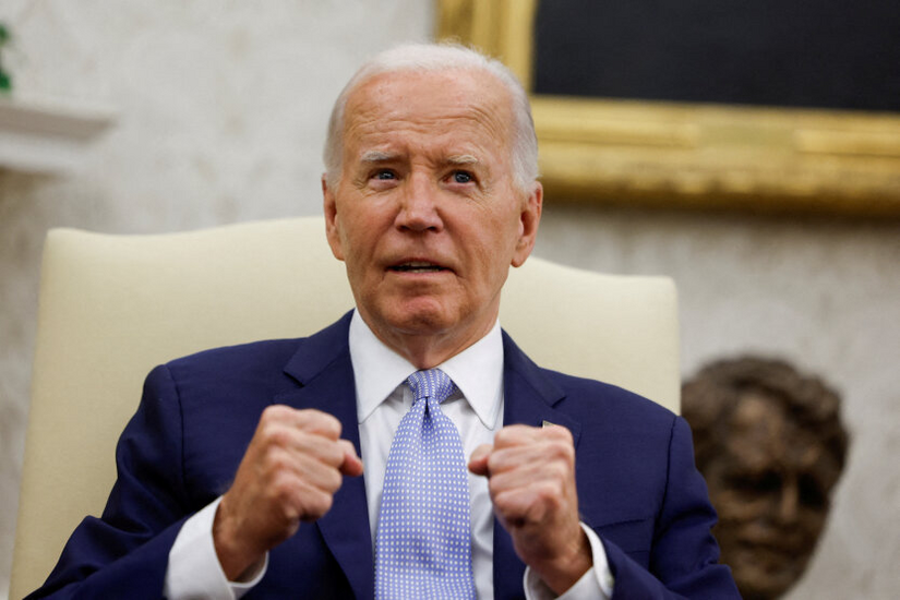 Biden with Ukrainian flag on the White House