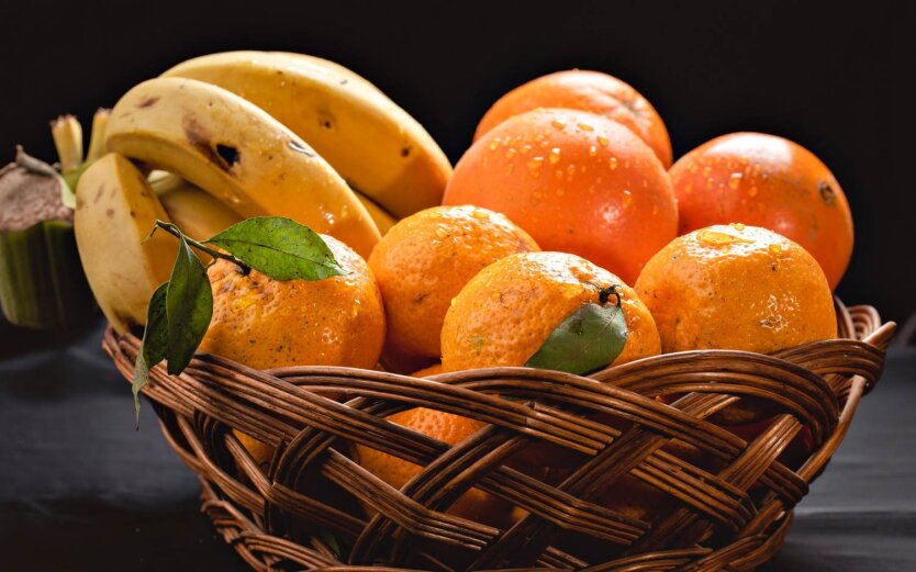 Oranges, lemons and bananas in the store