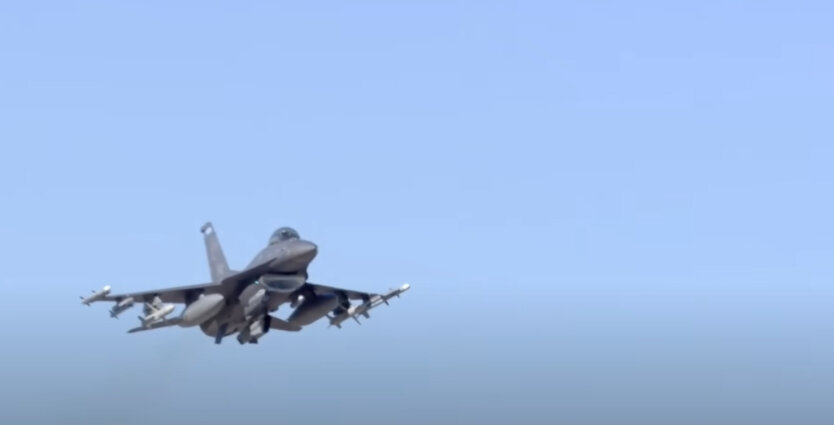 F-16 fighter jet against the backdrop of a military operation