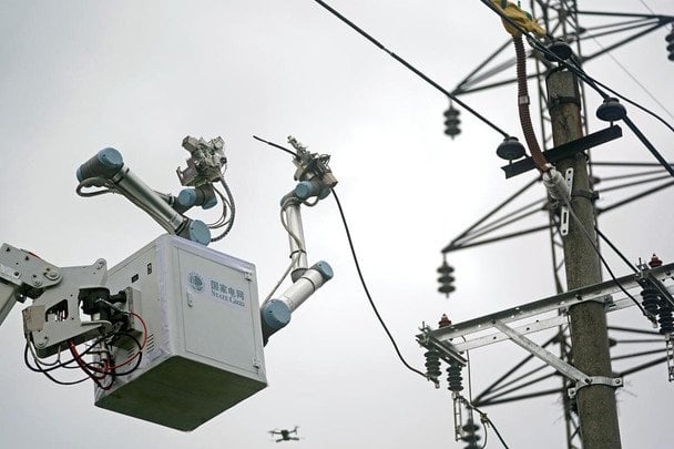 Bezprecedensowy wyczyn w energetyce: robot naprawił linię wysokiego napięcia pod napięciem