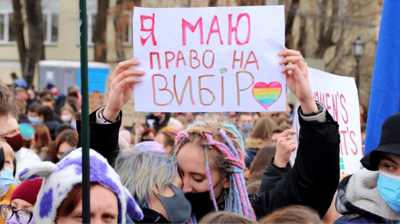 Участницы марша 8 марта в Киеве