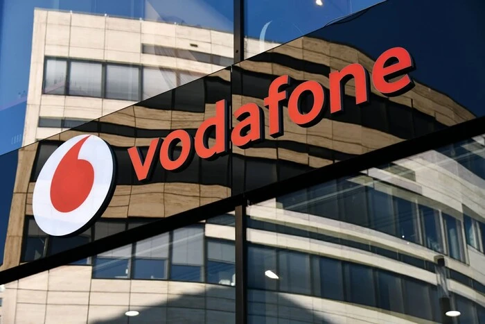 Логотип Vodafone на фоне другого оператора