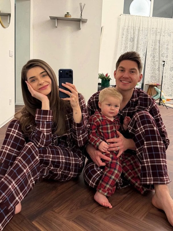 Volodymyr Ostapchuk and his family play in the snow with their son for the first time: bright photos