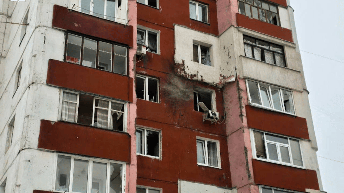 Жилой дом в Сумах пострадал от российского удара: повреждены десятки квартир