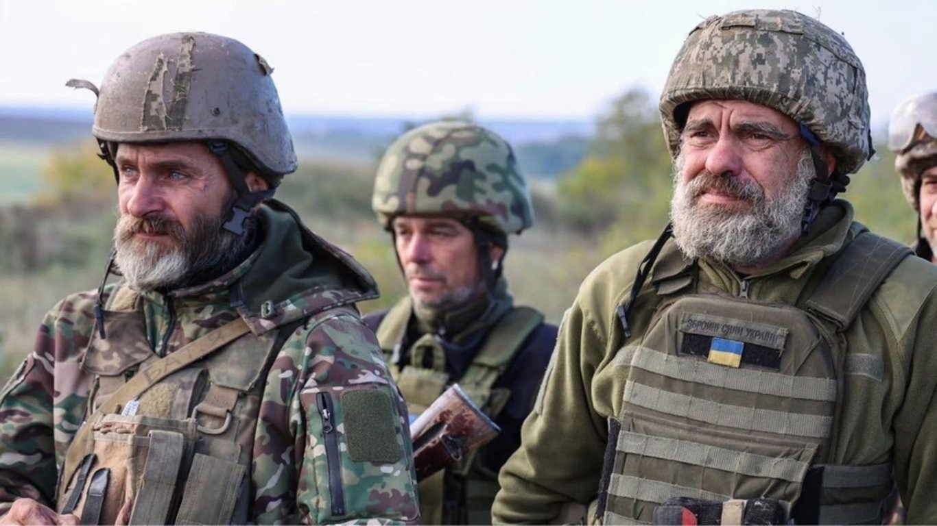 Чоловіки 60+ підписують контракт