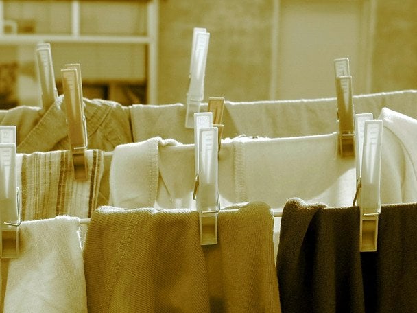 Zgnieciona odzież bez żelazka: 5 szybkich sposobów na wygładzenie ubrań w 10 minut