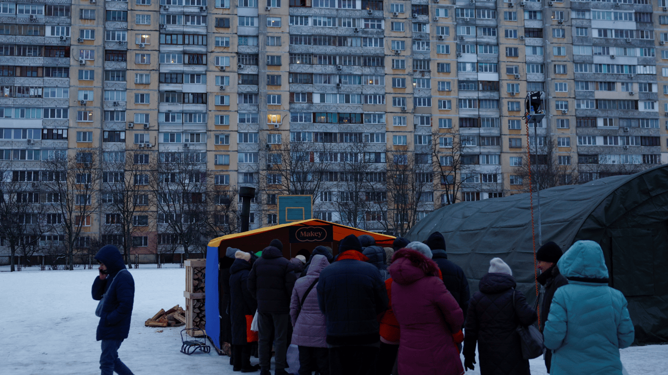 В Киеве после удара дронов без тепла остаются более тысячи жилых домов