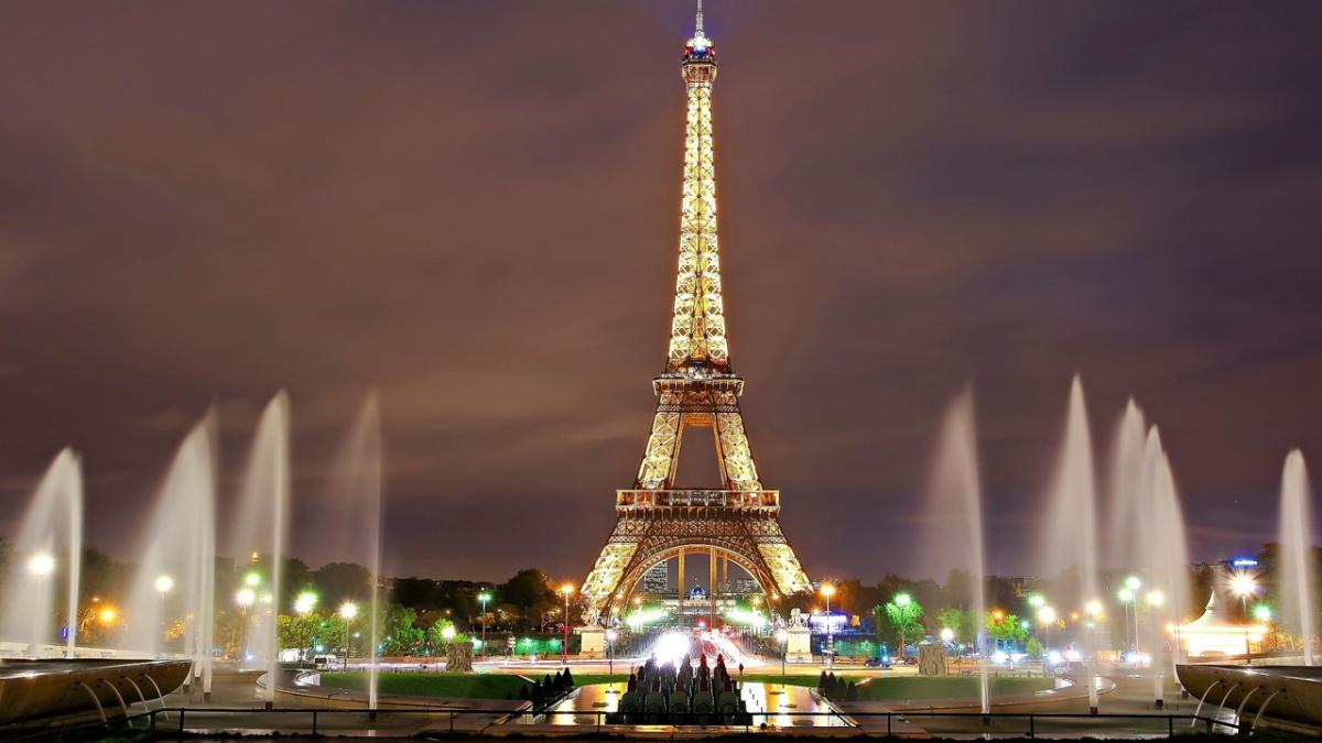 Tourist mistakes at the Eiffel Tower