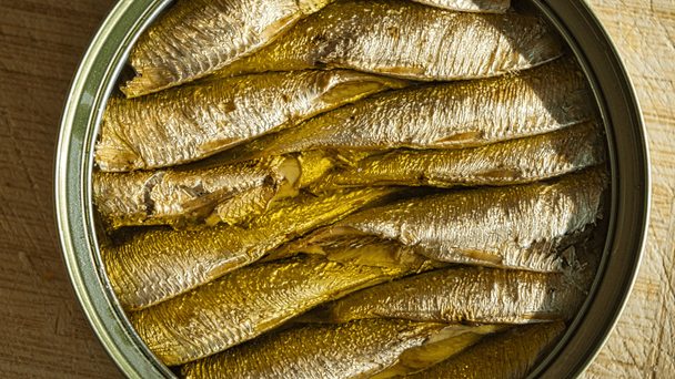Jak konserwy mogą pomóc obniżyć cholesterol? Lista produktów