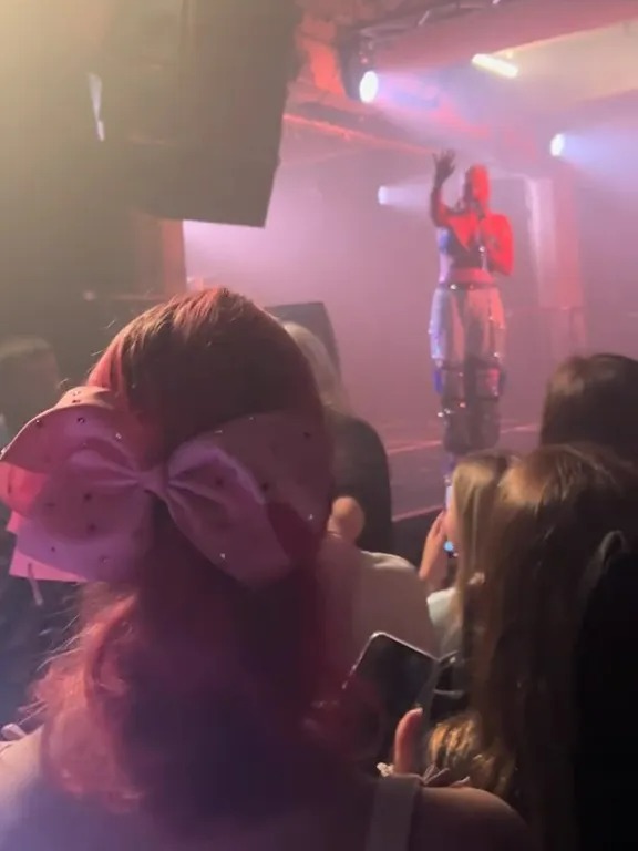 JoJo Siwa hat einen Fan bei einem Konzert in Glasgow rausgeworfen: Was der Grund war