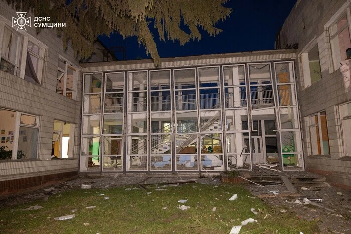 Росіяни вночі атакували Суми: пошкоджено інфраструктуру та навчальний заклад