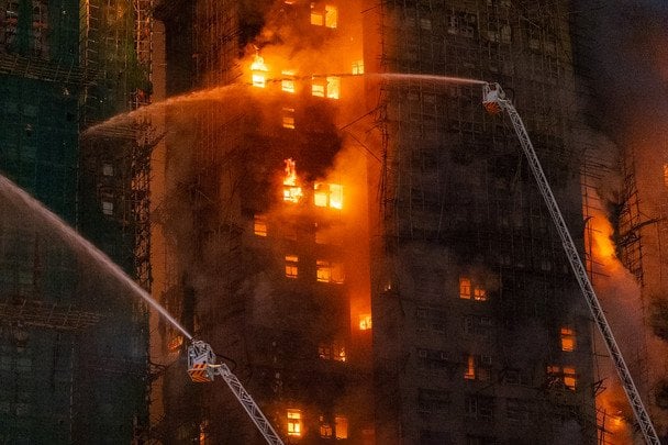 Пожар в Гонконге: погибло 14 человек, спасатели ищут пострадавших
