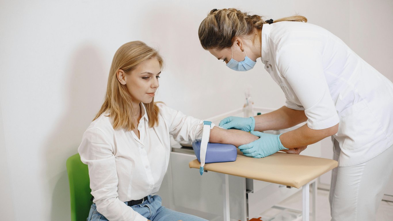Ile zarabiają sanitariuszki w 2026 roku? Nowe stawki minimalne