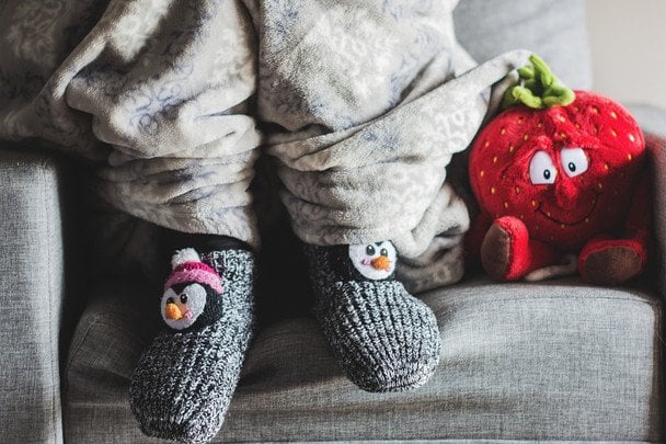 Niezwykła sztuczka: jak odświeżenie do włosów ratuje przed gryzącymi skarpetami