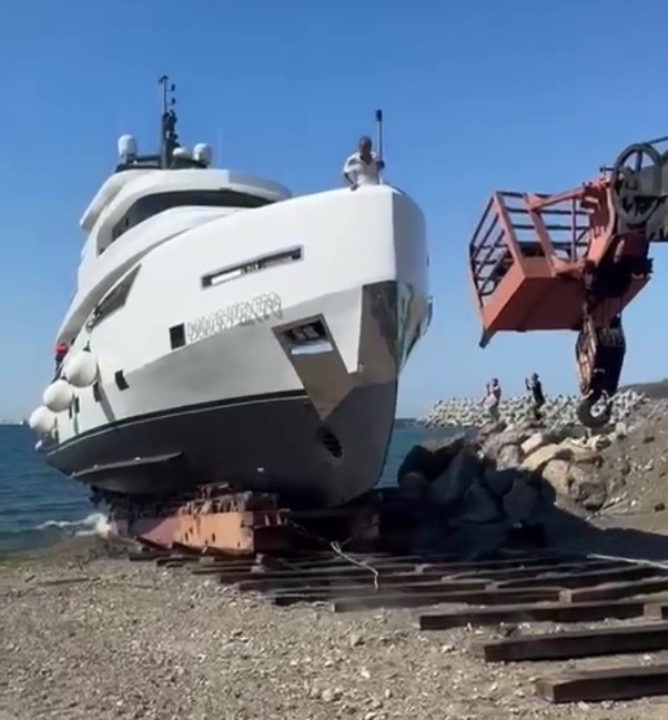 Розкішна яхта затонула через 15 хвилин після спуску на воду: вражаюче відео