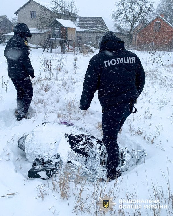 На Рівненщині поліція врятувала 85-річну жінку, яка кілька годин пролежала в заметі