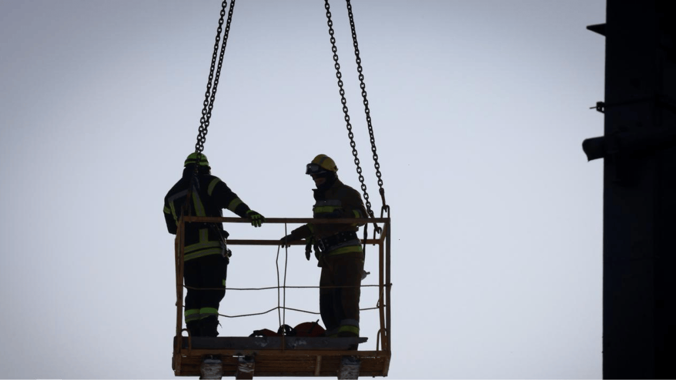 Рятувальник під час операції в Києві