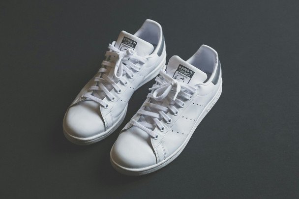 Białe sneakersy: kompletny przewodnik po pielęgnacji, praniu i suszeniu
