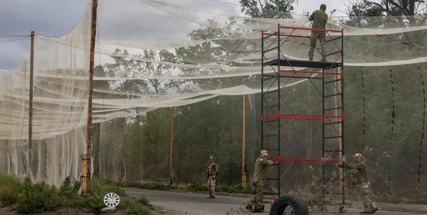 Сильный ветер повредил антидроновые туннели в Запорожье: продолжаются восстановительные работы