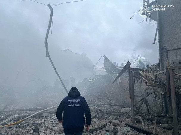 Спасатели под завалами в Харькове