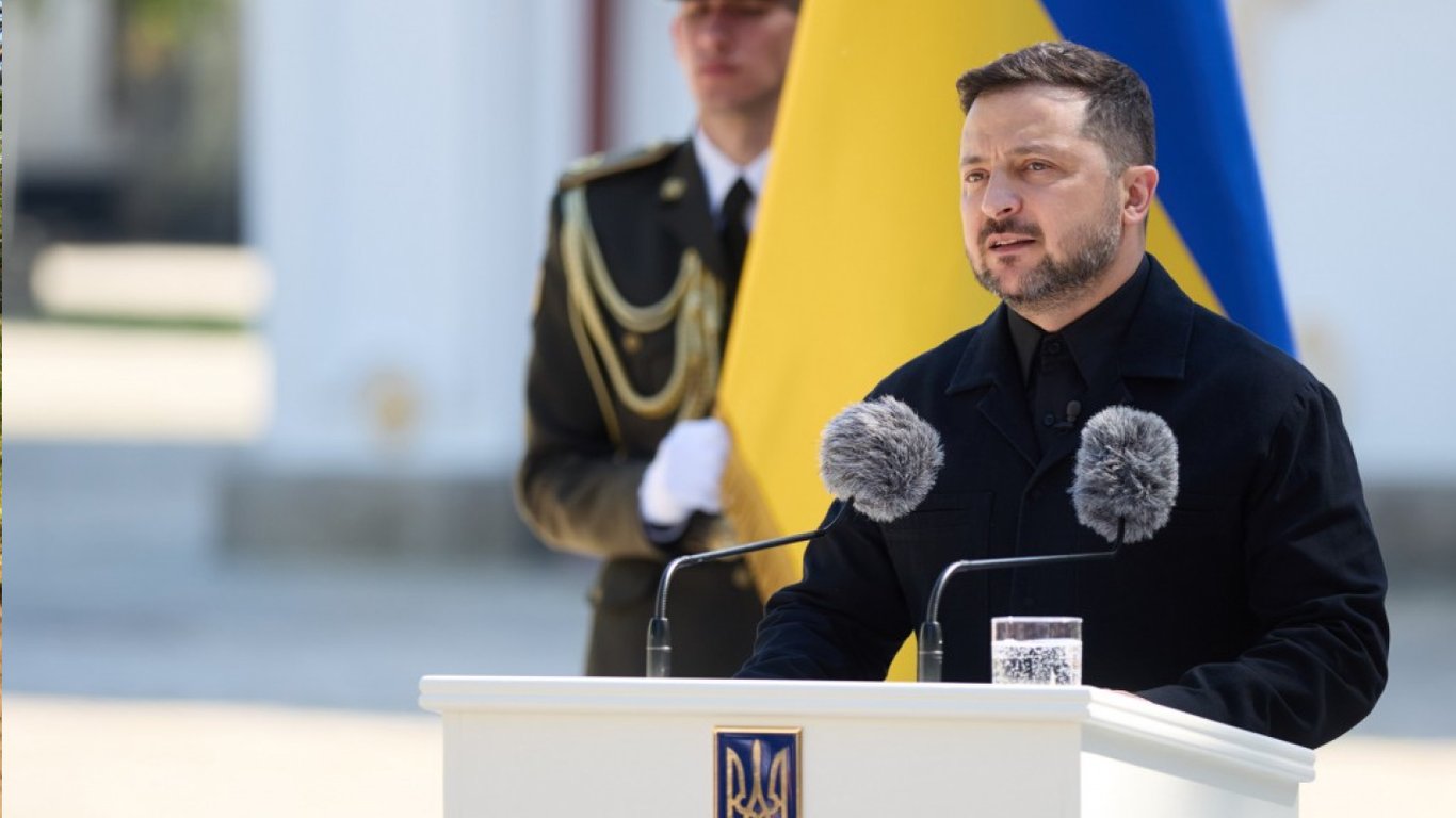 Зеленський підписує указ в Києві