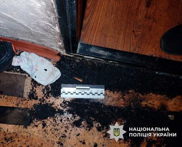 Мать поджигает дверь квартиры дочери